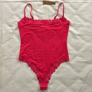 SKIMS FITS EVERYBODY CORDED LACE CAMI BODYSUIT